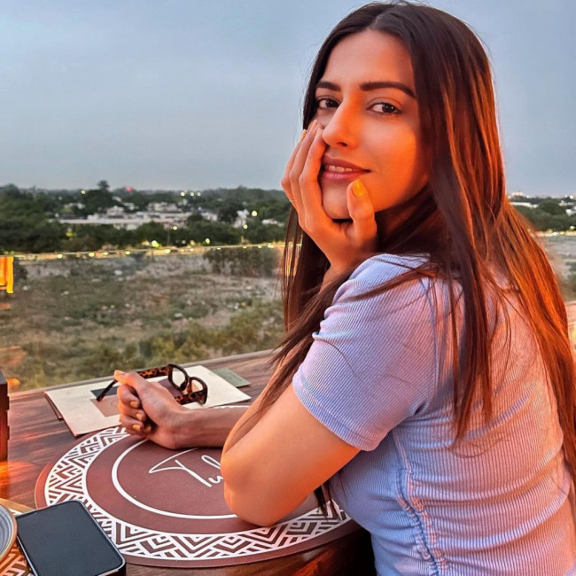 sara-female-escort-in-bur-dubai-dubai-dubaiescortspage